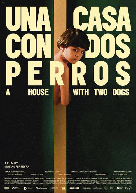 Une maison avec deux chiens